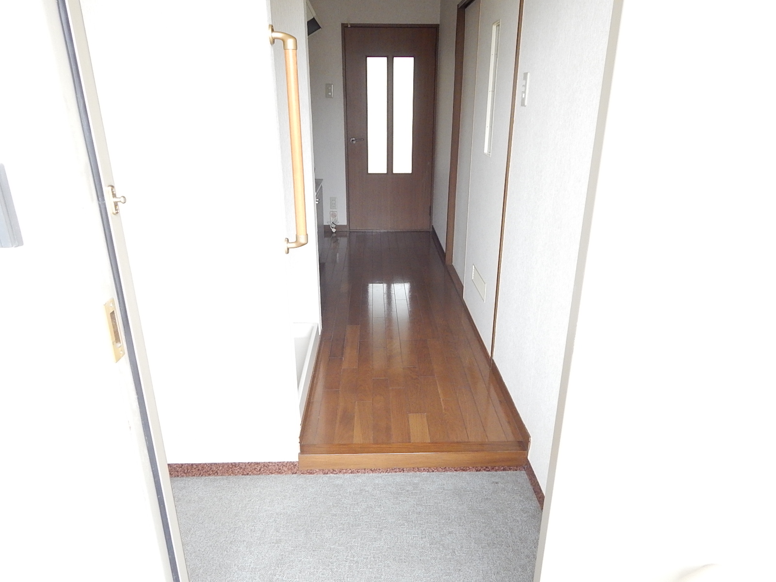 Entrance. Spacious entrance.