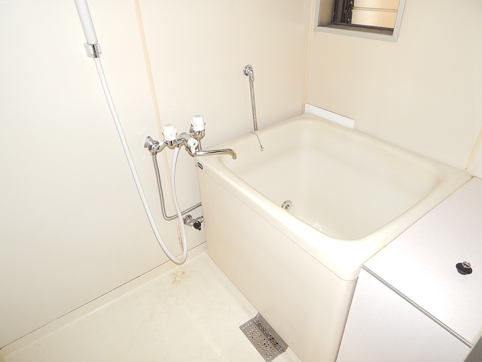 Bath. There is a bathroom is a window of separate type ventilation ◎