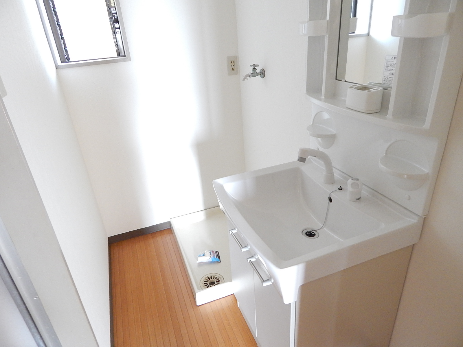 Washroom. Very There are beautiful window ventilation in the new wash basin ◎