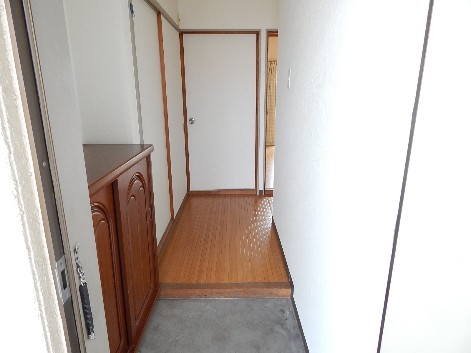 Entrance. With a shoe box ☆ The end of the street is the Western-style door