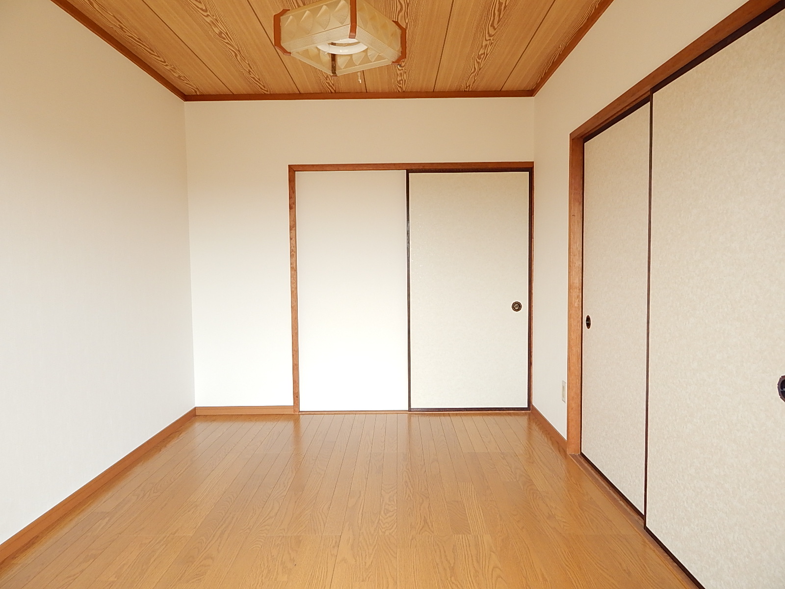 Living and room. Western-style 6 Pledge. Bright and beautiful there is a veranda! !