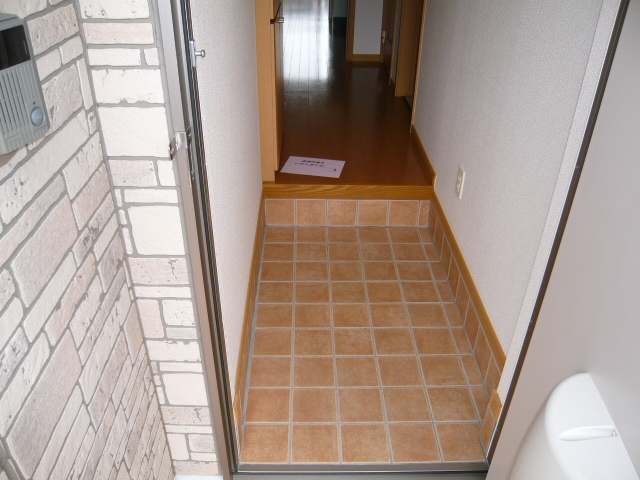 Entrance. With cupboard in the entrance! Used not shoes are housed to cupboard ☆