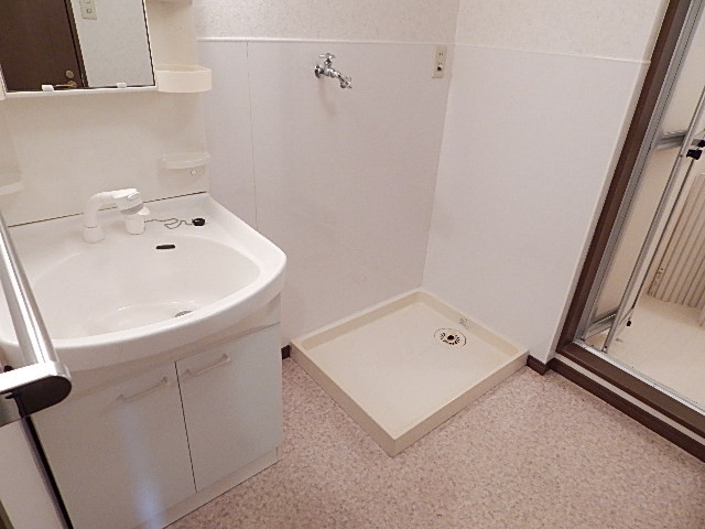 Washroom. With vanity ☆