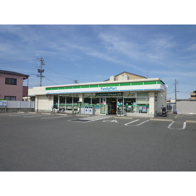 Convenience store. 800m to Family Mart (convenience store)