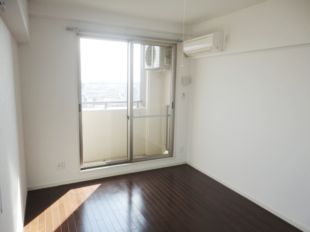 Living and room. Walk-in closet upper