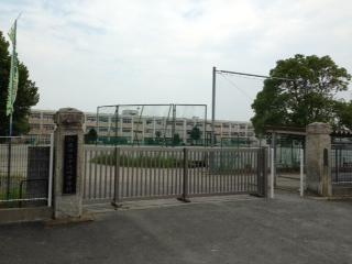 Junior high school. Chiyozaki 1460m walk 19 minutes to the junior high school