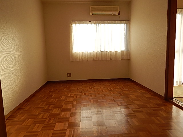 Other room space. Guests can relax in Western-style is 6 Pledge