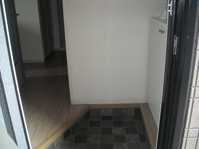 Entrance. It is entered easy entrance ☆ (B102 Room No.)