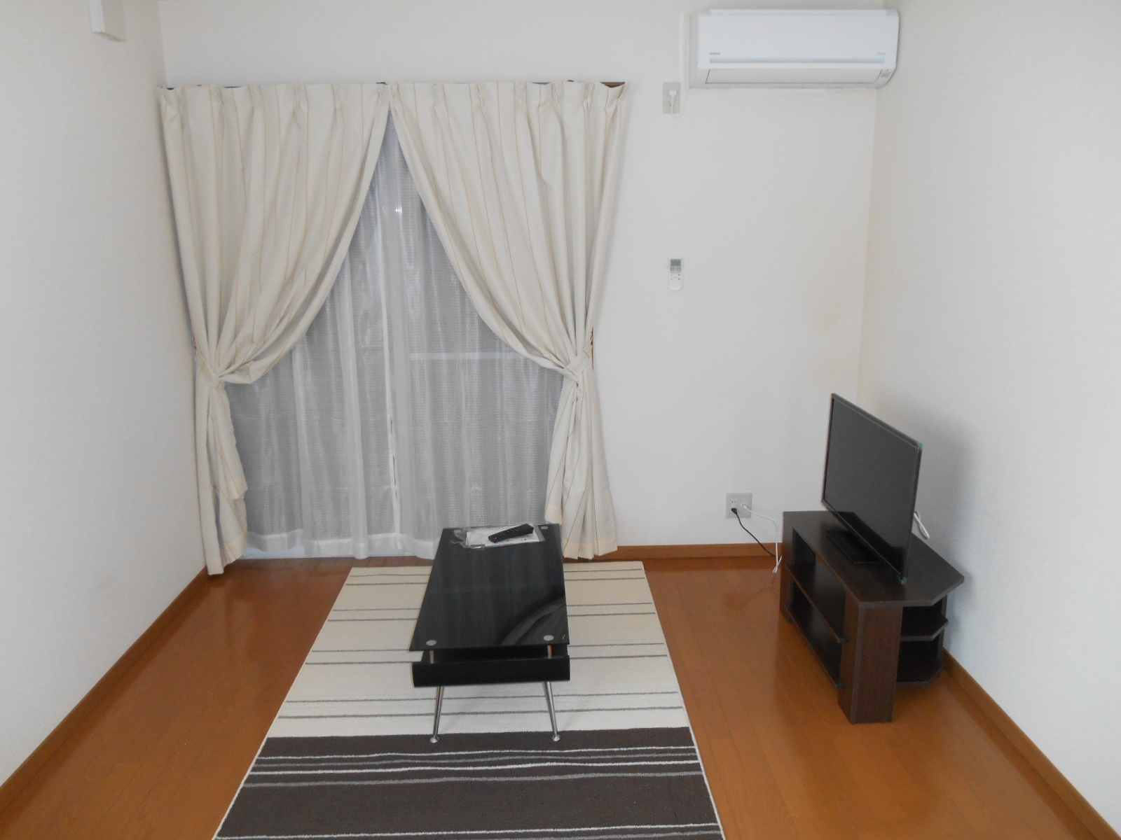 Living and room. Wash basin