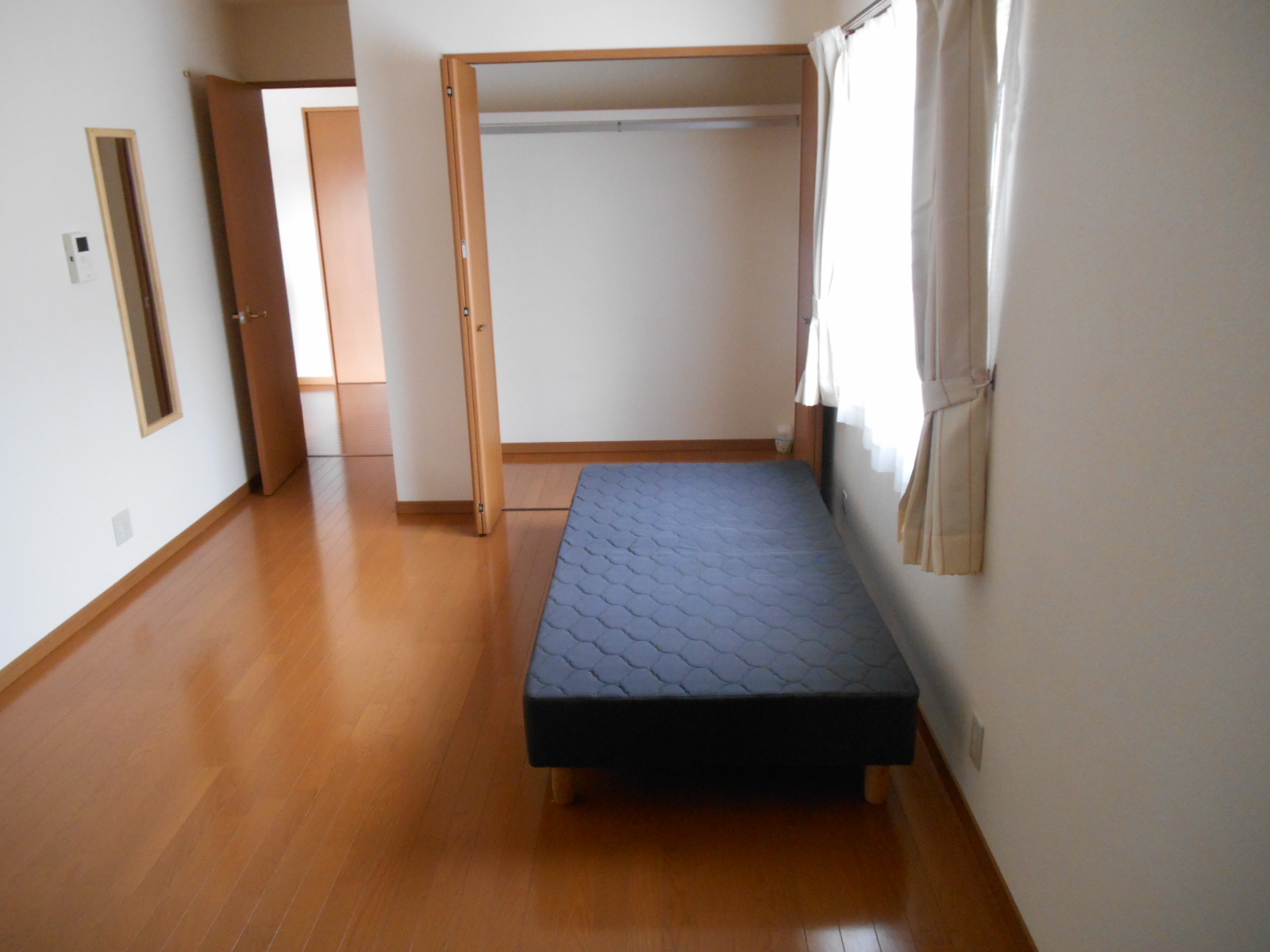 Living and room. Bathtub