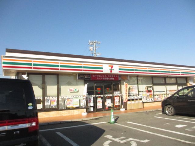 Convenience store. 610m to Seven-Eleven (convenience store)