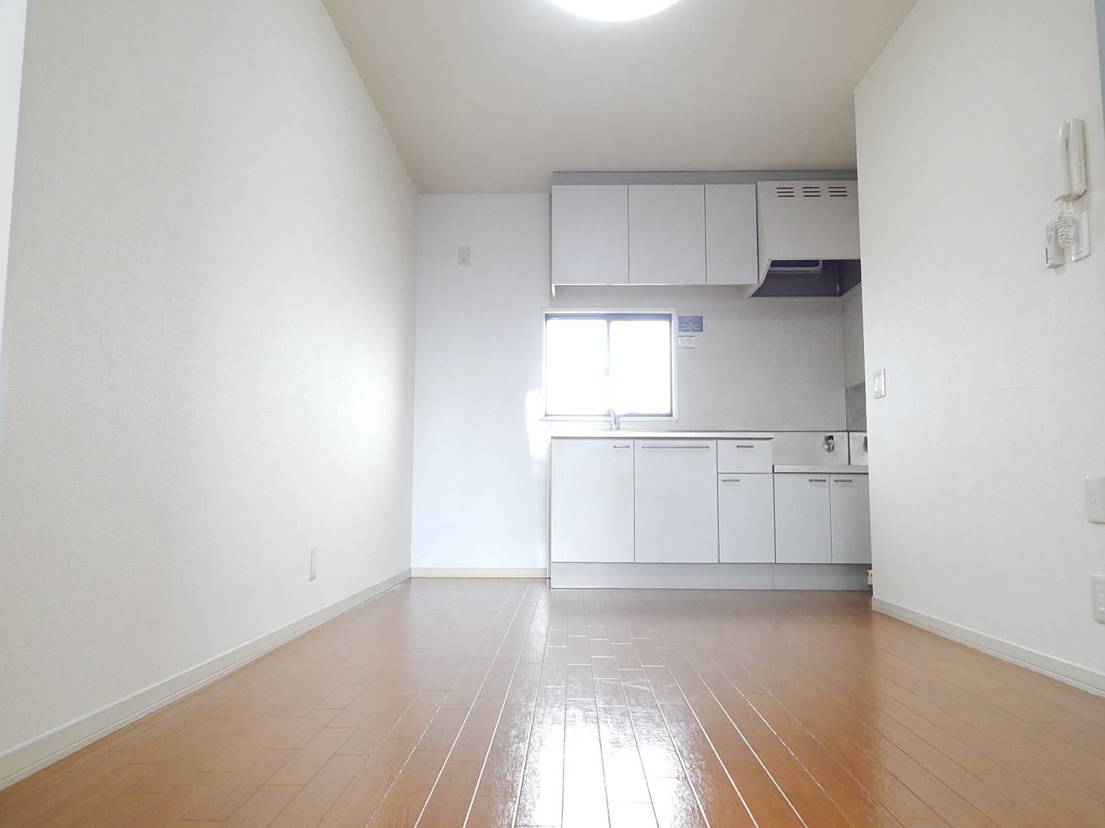 Living and room. Spacious DK6.9 Pledge ☆