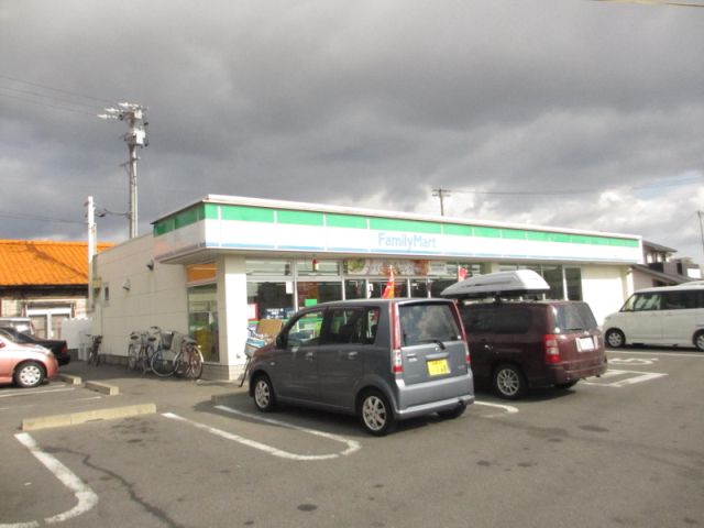 Convenience store. 90m to Family Mart (convenience store)