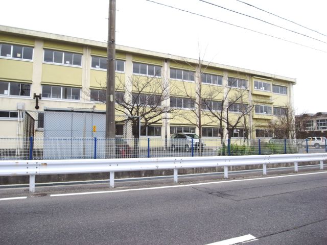Primary school. 1100m until the Municipal albino elementary school (elementary school)