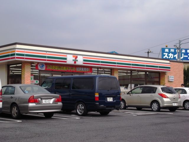 Convenience store. 550m to Seven-Eleven (convenience store)