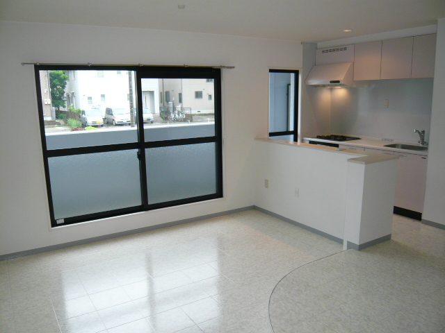 Living and room. Facing south in sunny ・ Good spacious living 15 quires easy-to-use ☆