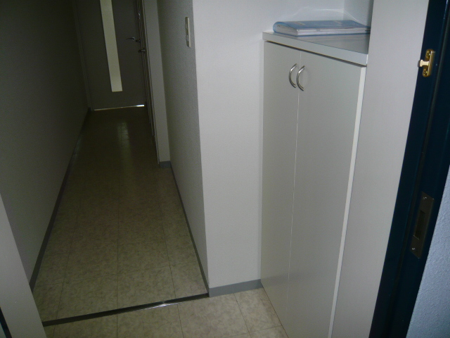Entrance. Entrance clean, with cupboard! Used not shoes to cupboard ☆