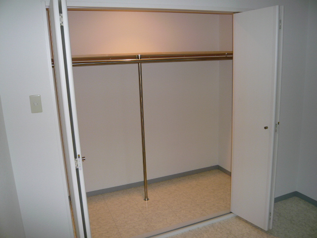 Receipt. The room cleaner even if many luggage with plenty of storage!