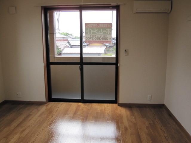 Living and room. Spacious living in Western-style 9.1 Pledge of spread