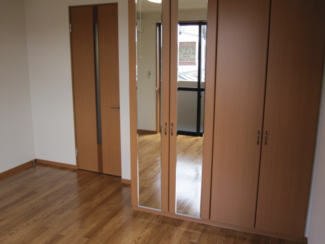 Living and room. Fashionable full-length mirror specification! Pat morning grooming