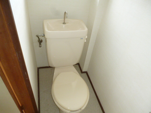 Toilet. It is a window with a toilet ☆ Relax and bright