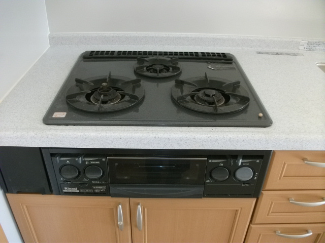 Kitchen. 3-burner stove