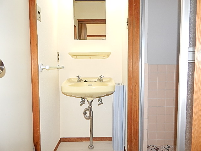 Washroom. It is the washstand