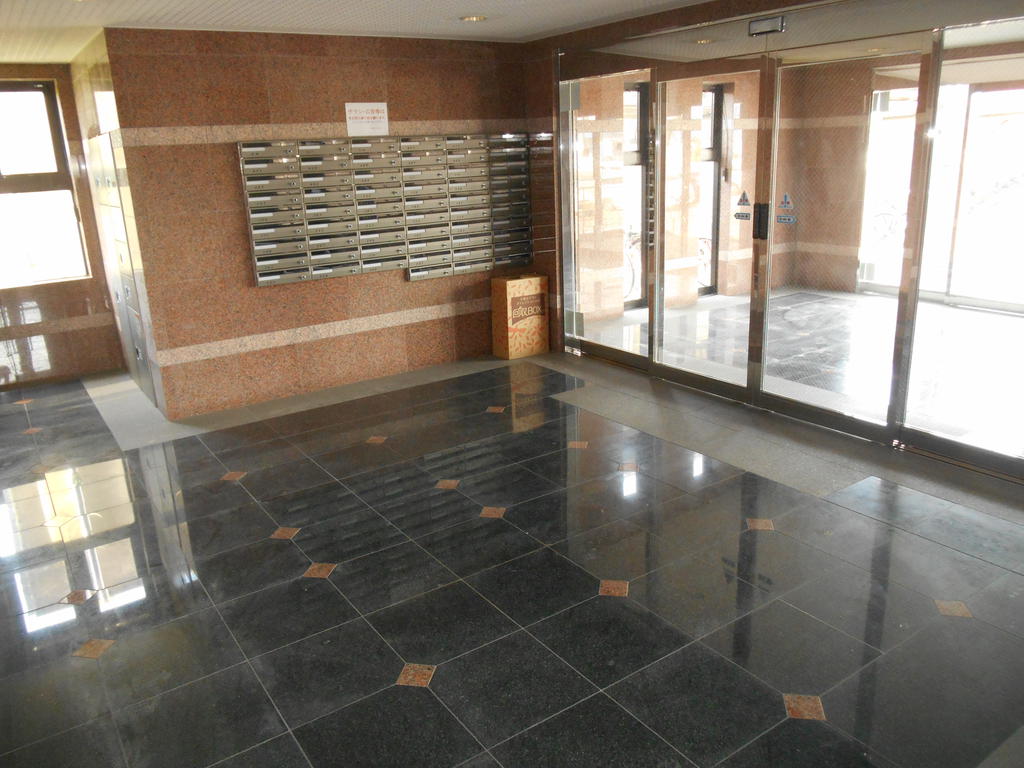 Entrance. Auto is a lock