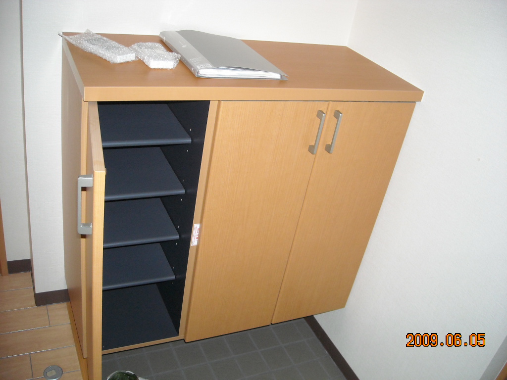 Entrance. There are happy shoes BOX