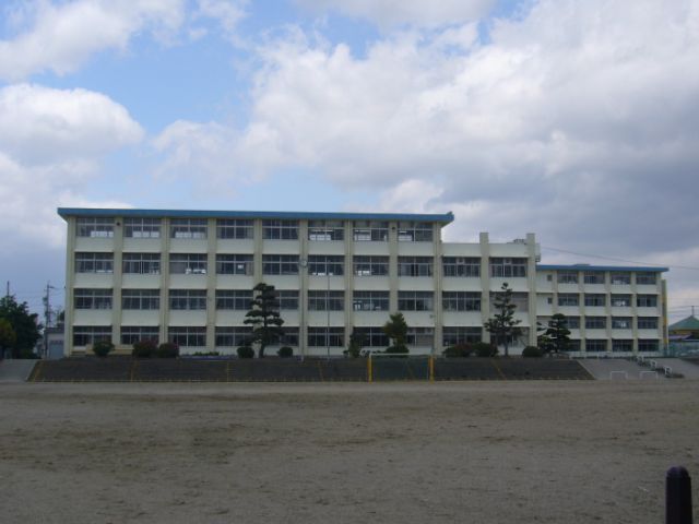 Primary school. Municipal Ino up to elementary school (elementary school) 1100m