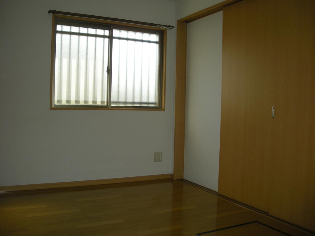 Other room space. With a storage space Western is room ^ 0 ^ / (107 Room No.)