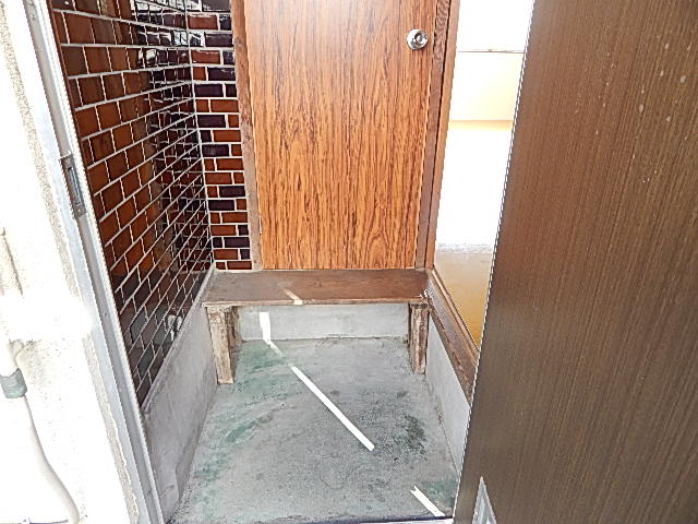 Entrance. Brightly, It is entered easy entrance