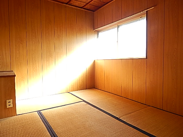 Other room space. There is a window is a bright room ☆