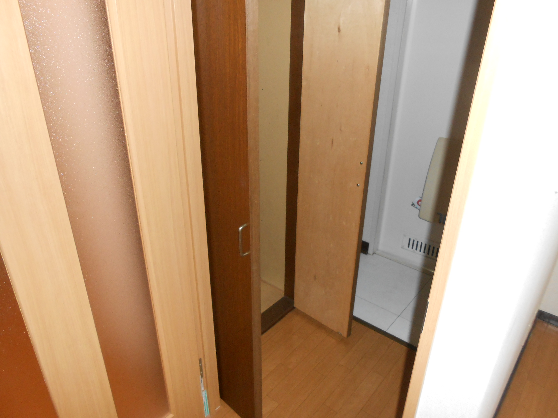 Other room space. Entrance side storage