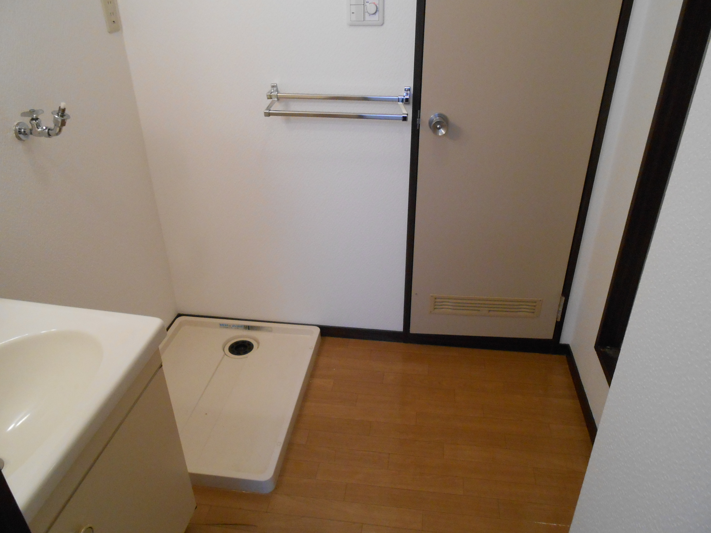 Washroom. Wash basin