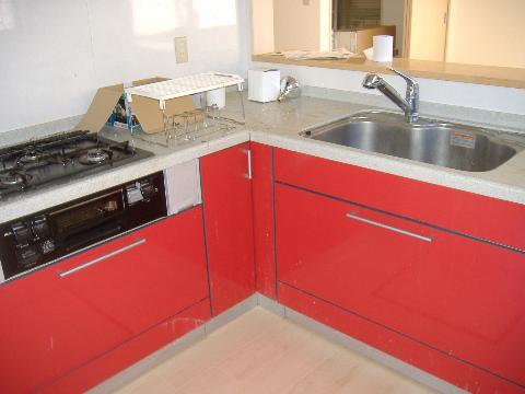 Kitchen. Bright red charm ☆ Use in an efficient easy L-shaped kitchen!