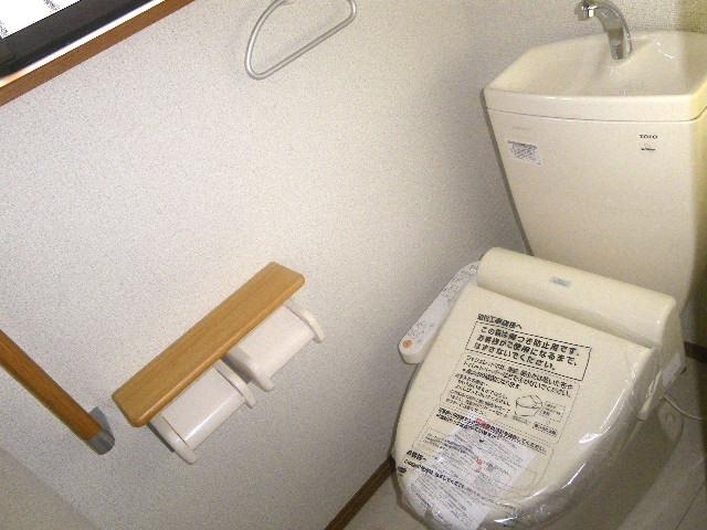 Toilet. Same specifications Bidet ・ Bidet ・ Auto power deodorizing ・ Seat sensor ・ Heating toilet seat ・ Toilet seat and lid soft closure ・ Timer power saving ・ Random power-saving ・ Toilet seat and lid one-touch detachable ・ Nozzle cleaning function ・ antibacterial