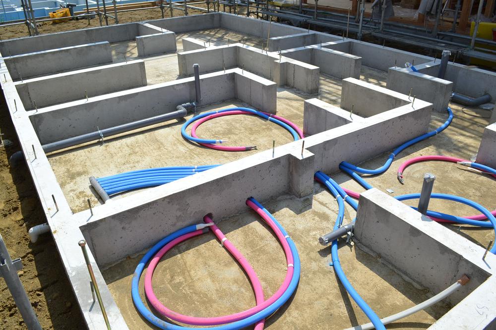 Construction ・ Construction method ・ specification. Okaido 5 Building Width and the rise from the ground and more than 400mm will ensure the 150mm (2013 August shooting)