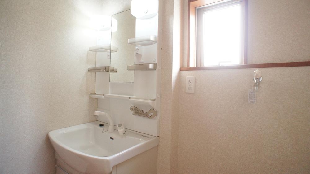 Wash basin, toilet. Same specifications Photos