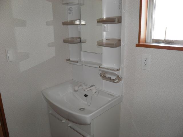Wash basin, toilet. 1 Building