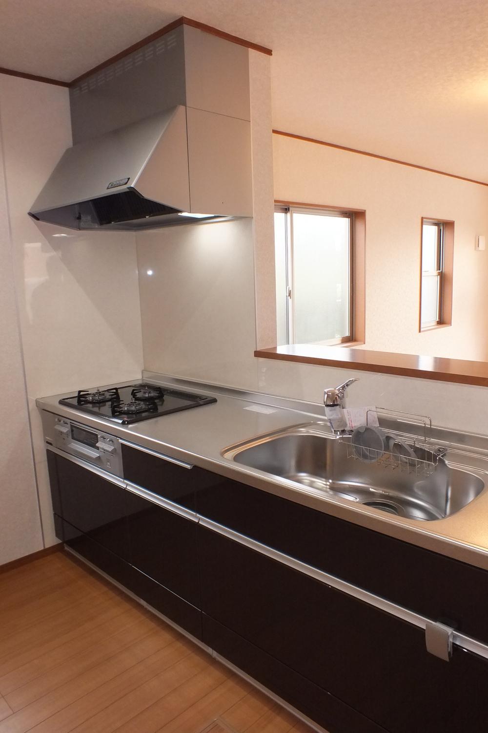 Kitchen. Indoor (11 May 2013) Shooting Plenty of storage of system kitchen with a convenient slide stocker, such as floor cabinet ☆ Full of useful features! !