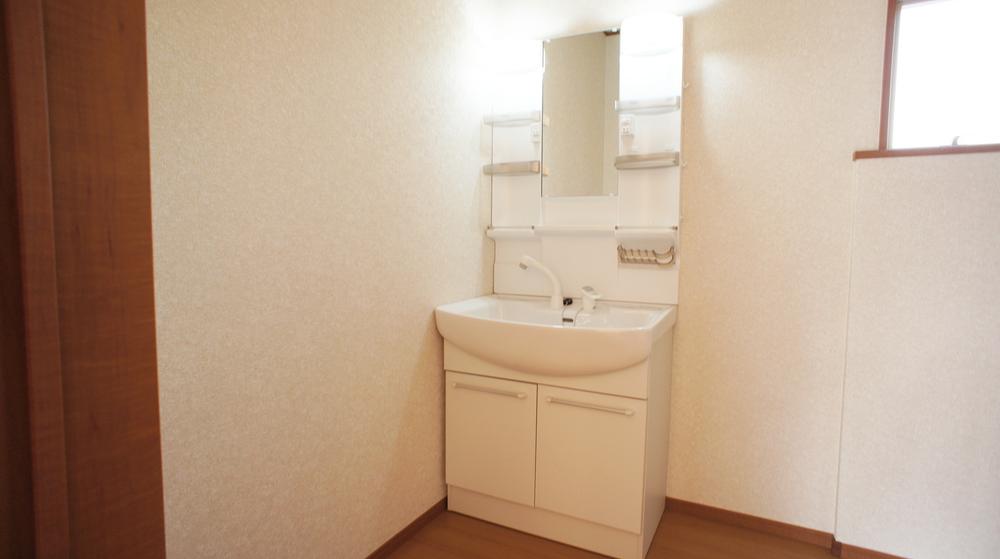 Wash basin, toilet. Same specification example