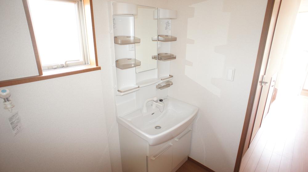 Wash basin, toilet. Same specification example