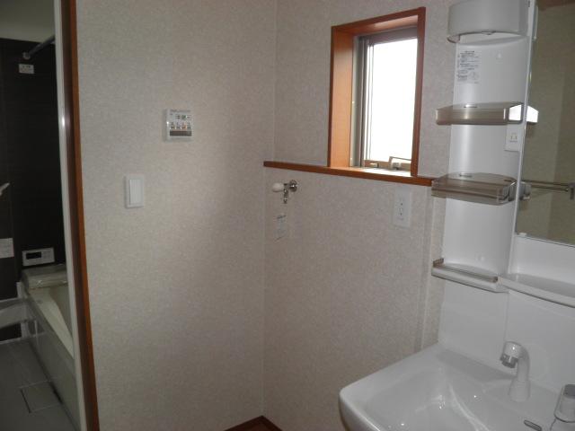 Wash basin, toilet. 1 Building