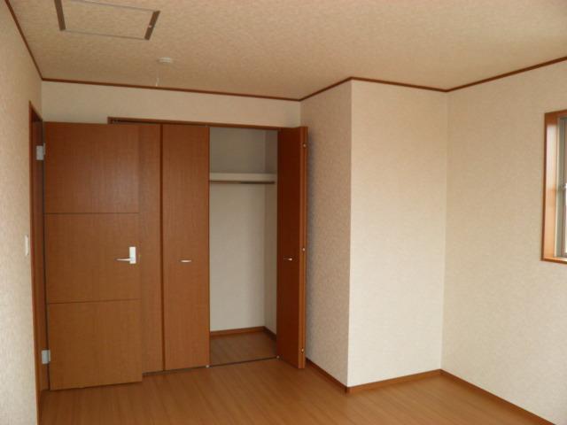 Non-living room. 1 Building