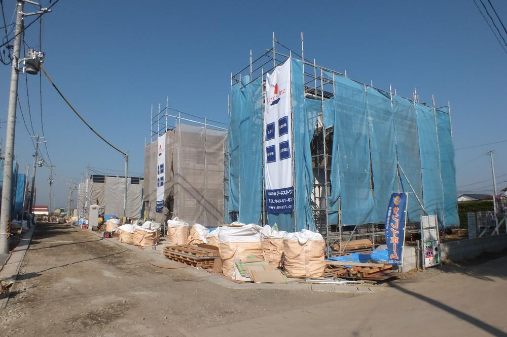 Local photos, including front road. Local (11 May 2013) Shooting