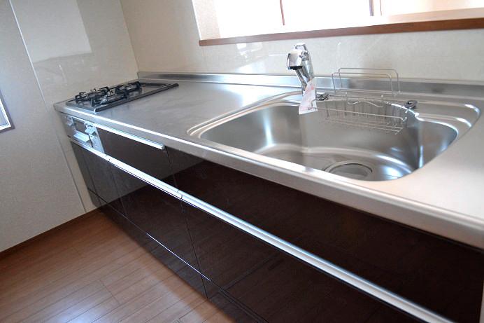 Kitchen. Same specifications Quiet sink has greatly reduce the sound and tableware sound around the splashing of water fitted with a damping material on the back side of the sink bottom. Also Serapaneru is wallpaper material of antibacterial specifications clean keep the kitchen wall with a simple care (^ 0 ^) / Water purifier on earth