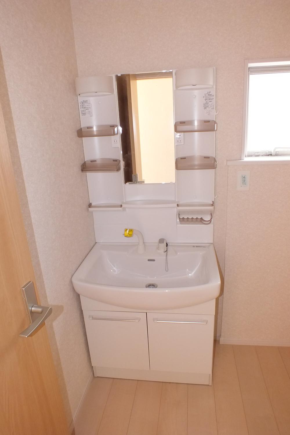 Wash basin, toilet. Local (11 May 2013) large capacity vanity shooting water droplets is difficult to accumulate ☆