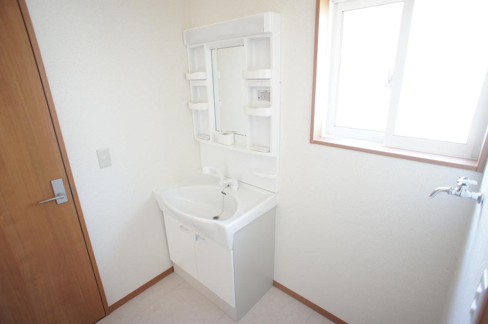 Wash basin, toilet. Same specification example