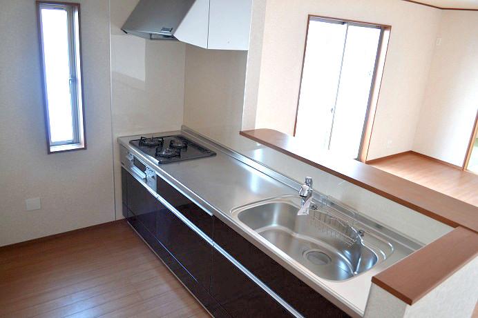 Same specifications photo (kitchen). Same specifications Quiet sink has greatly reduce the sound and tableware sound around the splashing of water fitted with a damping material on the back side of the sink bottom. Also Serapaneru is wallpaper material of antibacterial specifications clean keep the kitchen wall with a simple care (^ 0 ^) / Water purifier on earth